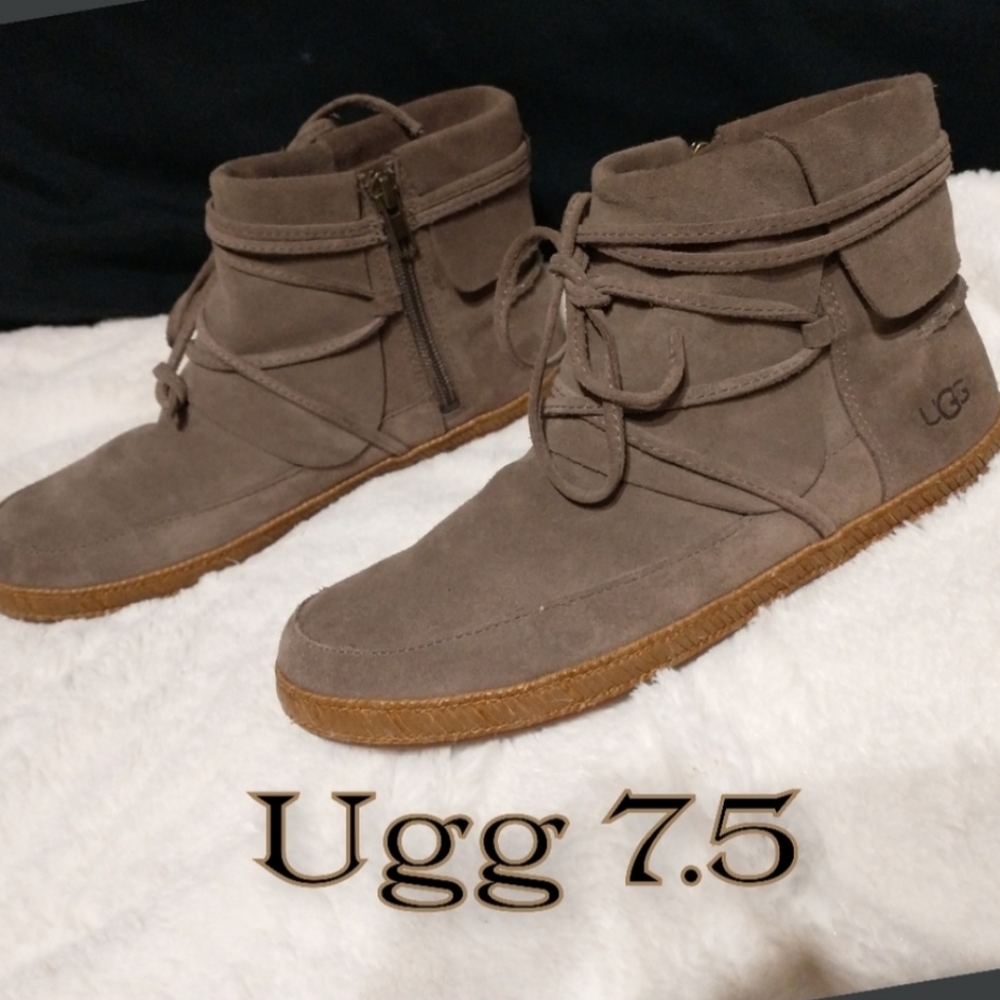 UGG LEATHER MOCCASIN BOOTIES 7.5